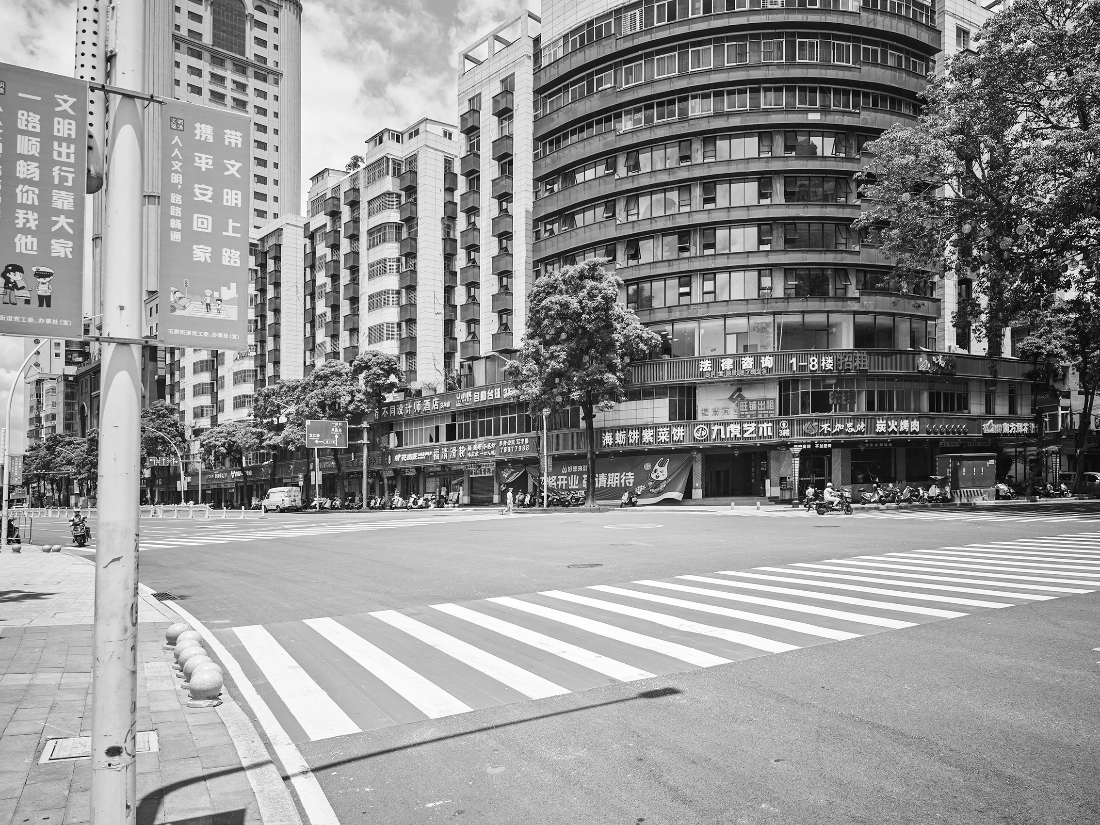 我市部分道路增设“彩虹斑马线”和“鱼骨线”