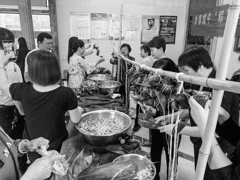 【网络中国节·端午】音西街道滨江社区举办端午节包粽子活动