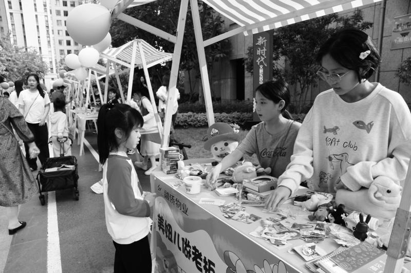 【图片新闻】青少年摆摊做“老板”