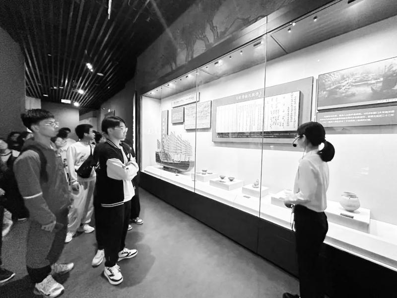 市人社局携手福建技术师范学院开展大学生进企业研学活动