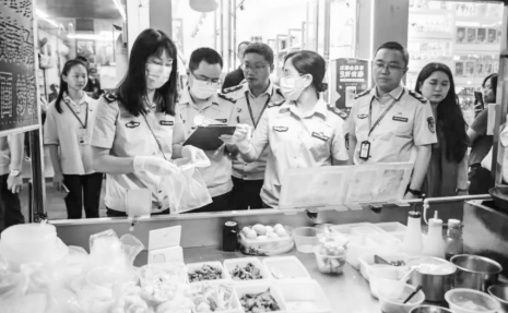 市市场监管局监管夜市食品安全