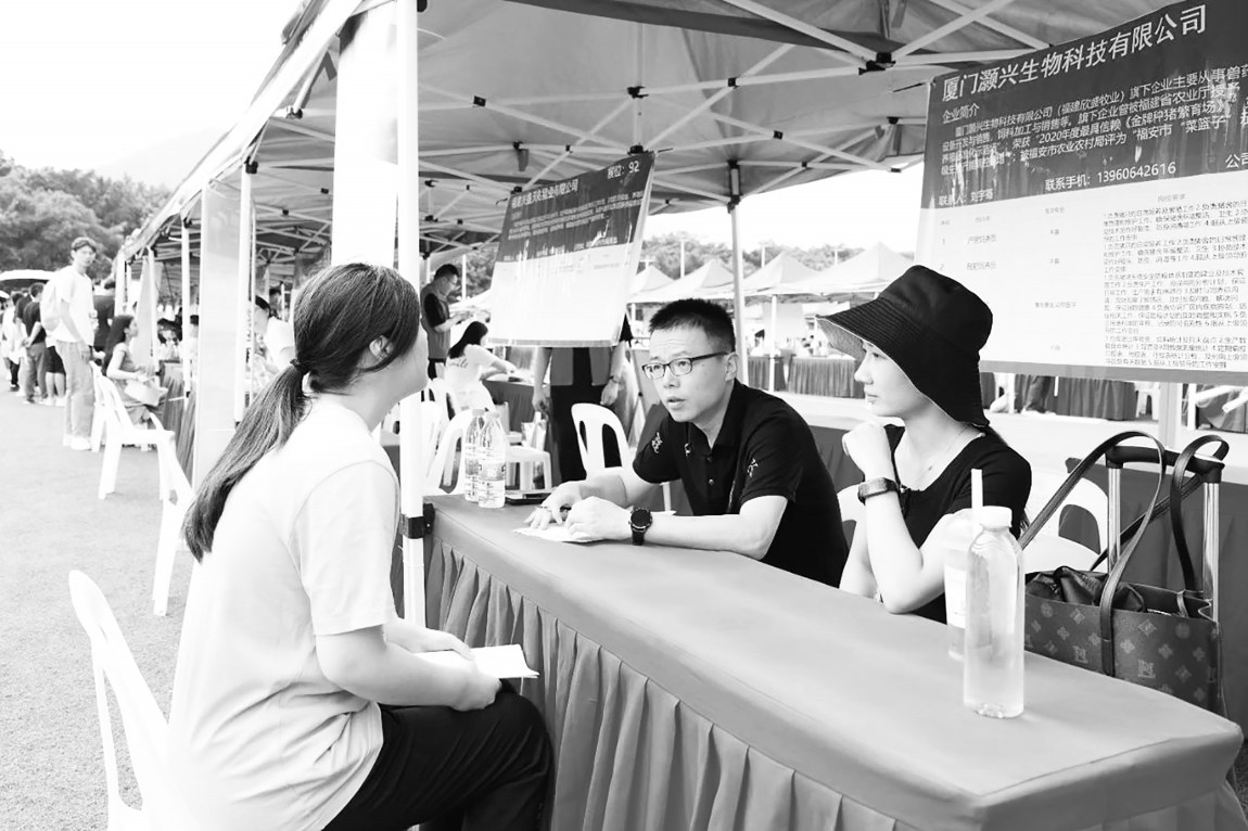我市大型校园招聘会吸引高校毕业生在融扎根发展