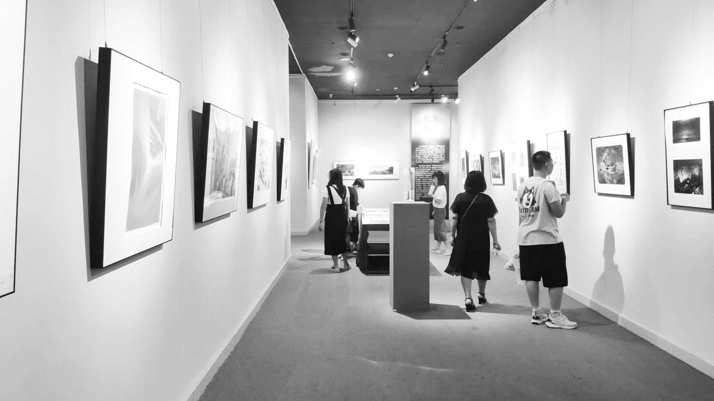 【图片新闻】版画作品展吸引众多艺术爱好者