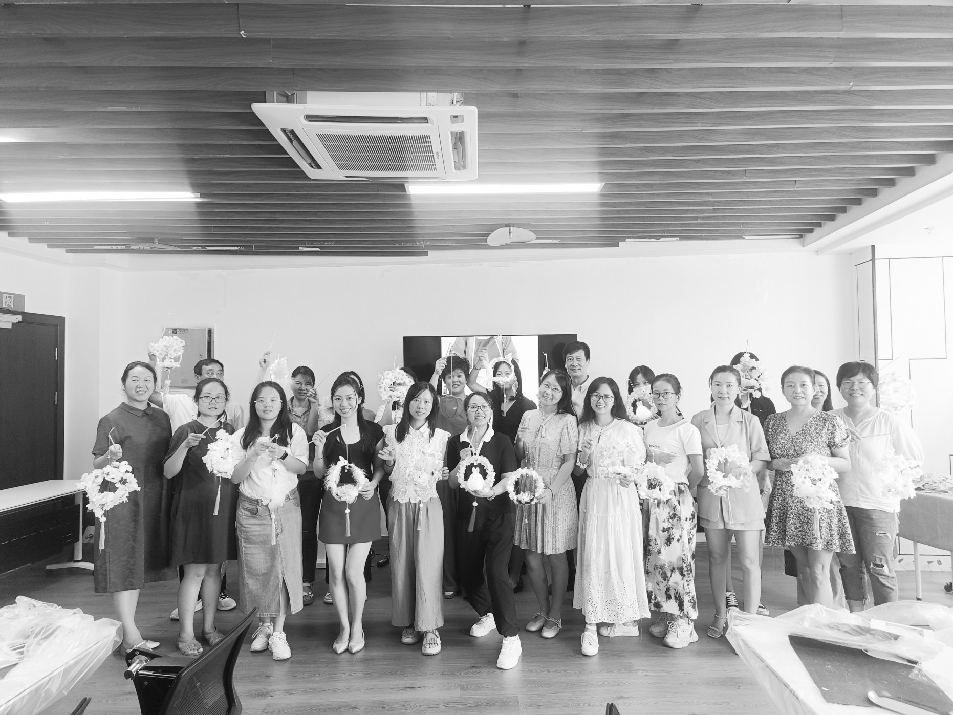 【网络中国节·中秋】市总工会举办花灯手工制作活动